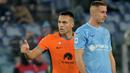 Pemain Inter Milan, Lautaro Martinez (kiri) melakukan selebrasi setelah mencetak gol pertama timnya ke gawang Lazio pada laga lanjutan Liga Italia 2023/2024 di Olympic Stadium, Roma, Italia, Senin (18/12/2023) dini hari WIB. (AFP/Andreas Solaro)