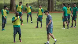 Kapten Timnas Indonesia, Boaz Solossa, tampak memberikan masukan kepada asisten pelatih, Wolfgang Pikal, saat berlatih di Lapangan SPH Karawaci, Banten, Minggu (11/12/2106). (Bola.com/Vitalis Yogi Trisna)