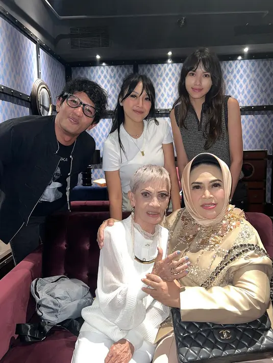 Kini Afi pun mulai bisa manggung bareng ibunda tercinta di berbagai acara. [Instagram.com/afifahyusuf]