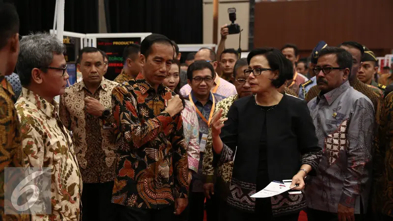 20160830-Presiden-Jokowi-Meninjau-Booth-Fintech-Jakarta-FF