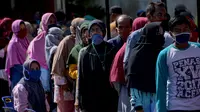 Antrean warga saat hendak membeli sembako murah di Banda Aceh, Aceh, Kamis (14/5/2020). Di tengah pandemi virus corona COVID-19, hadirnya penjualan sembako murah sangat membantu sebagian warga untuk memenuhi kebutuhan hidup. (CHAIDEER MAHYUDDIN/AFP)