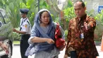 Istri muda Bupati Bengkulu Selatan Dirwan Mahmud, Heni Dirwan tiba untuk diperiksa di Gedung KPK, Jakarta, Rabu (16/5). Empat orang diamankan di rumah pribadi Bupati Bengkulu Selatan Dirwan Mahmud terkait suap proyek. (Merdeka.com/Dwi Narwoko)