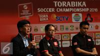 Direktur Utama PT Surya Citra Media Tbk (SCMA) Sutanto Hartono memberikan keterangan kepada wartawan saat press conference Torabika Soccer Championship di Main Hall SCTV, Jakarta, Rabu (21/12). (Liputan6.com/Gempur M. Surya)