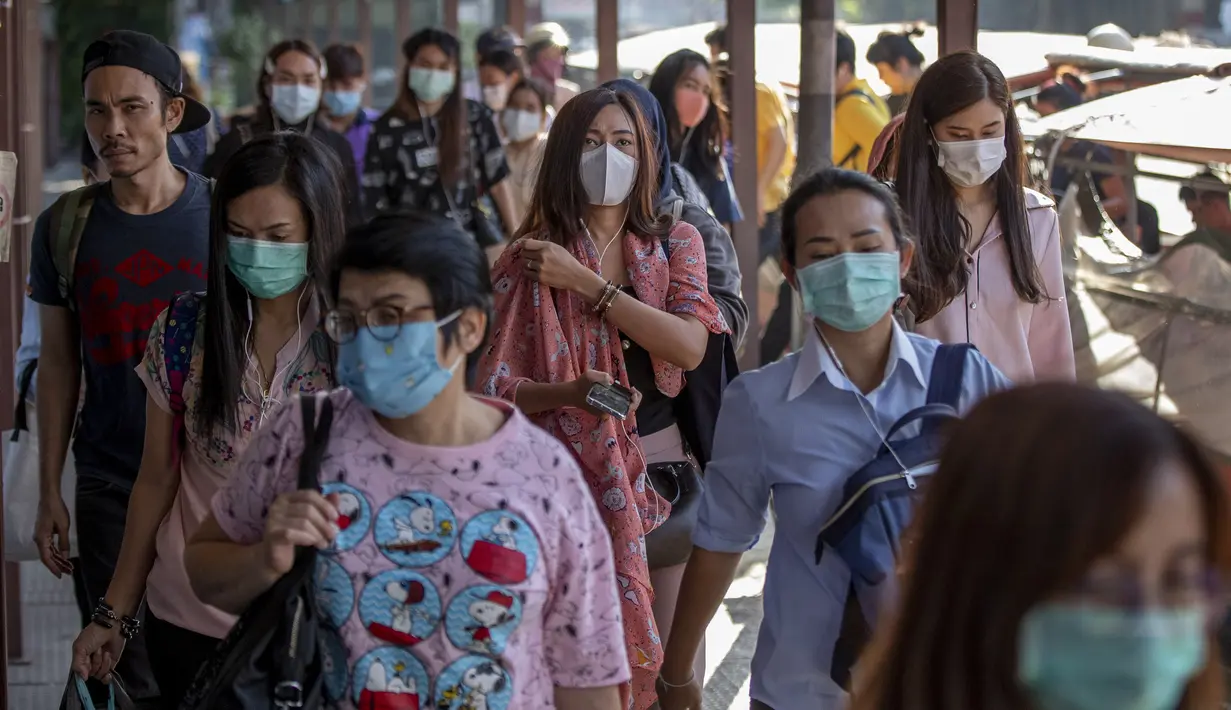Penumpang memakai masker untuk melindungi diri dari infeksi virus corona di dermaga di Bangkok, Thailand (28/1/2020). Ketakutan terhadap virus corona dari China membuat persediaan masker semakin menipis di beberapa pusat penjualan. (AP Photo/Gemunu Amarasinghe)