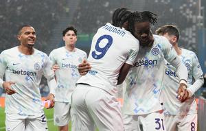 Selebrasi Yann Bisseck dalam laga Sassuolo vs Inter Milan di Liga Italia, Senin (9/2/2026). (Spada/LaPresse via AP)