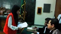 Assyifah Ramadani membagikan berkas pembelaannya dalam sidang Pengadilan Negeri Jakarta Pusat, Selasa (18/11/2014). (Liputan6.com/Faisal R Syam)