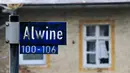 Sebuah papan nama desa Alwine yang berlokasi di Negara Bagian Brandenburg, Jerman timur , 30 November 2017. Desa bersejarah itu kini telah menemukan pemilik baru setelah membayar sebesar 140.000 euro atau setara Rp 2,2 miliar. (Tobias Schwarz/AFP)