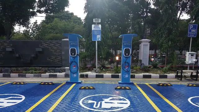 Stasiun Pengisian Kendaraan Listrik Umum (SPKLU) di lingkungan kantor BPKP Pusat.