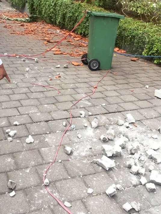 Puing-puing dari bangunan gapura Indonesia Tourism Development Corporation (ITDC) Nusa Duaakibat gempa di Bali, Selasa (16/7/2019). Gempa Magnitudo 5,8  yang mengguncang Bali tidak menimbulkan korban jiwa, tapi sejumlah bangunan di beberapa kawasan mengalami kerusakan. (Liputan6.com/Dewi Divianta)