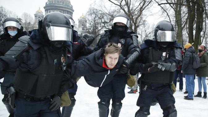 Pasukan anti-huru-hara menangkap peserta demonstrasi anti-pemerintah di St. Petersburg, Rusia, pada Sabtu 23 Januari 2021 (AP / Dmitri Lovetsky)