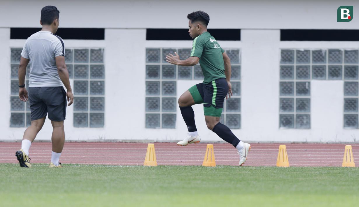 Pemain Timnas Indonesia, Andik Vermansah, melompat saat latihan di Stadion Wibawa Mukti, Jawa Barat, Sabtu (3/11). Latihan ini persiapan jelang Piala AFF 2018. (Bola.com/M Iqbal Ichsan)