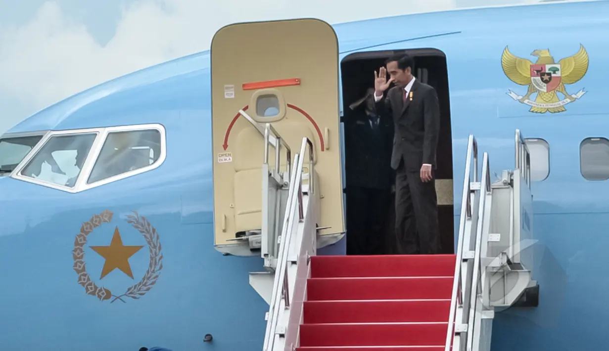 Presiden Joko Widodo melambaikan tangan sebelum bertolak memulai kunjungan kerja dengan pesawat kepresidenan di Bandara Halim Perdanakusuma, Jakarta, Minggu (26/4). Kunjungan tersebut dalam rangka menghadiri KTT ASEAN ke-26. (Liputan6.com/Faizal Fanani)