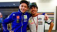 Tujuh kali juara dunia kelas primer (500cc/MotoGP), Valentino Rossi (kiri), berpose dengan pebalap Moto2 yang juga merupakan anggota VR46 Riders Academy, Franco Morbidelli. (GPXtra)
