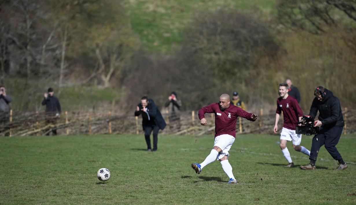 Namun pada laga itu Roberto Carlos sukses mencetak 1 gol lewat titik putih.  (AFP/Oli Scarff)