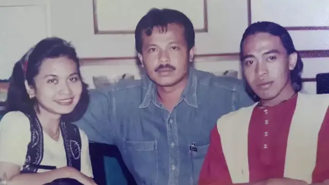 6 Foto Masa Muda Komeng, Gaya Rambut Gondrong Milik Ariel Noah