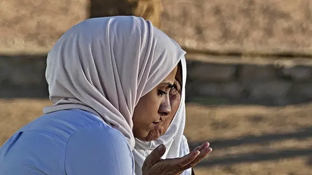 Ilustrasi perempuan berjilbab.