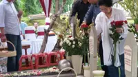 Megawati ziarah ke makam suaminya, Taufiq Kiemes di TMP Kalibata (Putu Merta Surya Putra/Liputan6.com)