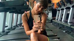 Wanita 28 tahun ini juga kerap membagikan potret dirinya di sosial media saat berolahraga. Mulai dari lari sampai melakukan olahraga di tempat gym. Begini momen Aurelie mirror selfie saat berolahraga untuk mengabadikan momen.(Liputan6.com/IG/@aurelie)