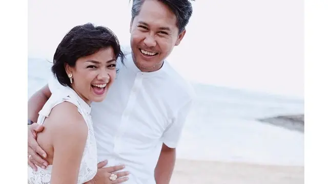 7 Potret Manis Nirina Zubir dan Ernest Syarif, Kompak Banget