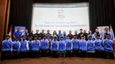 Sejumlah pemain Papua Football Academy (PFA) berfoto bersama dengan perwakilan Kemenpora dan PSSI saat acara pelepasan menuju Gothia Cup 2025 di Ruang Teater Kemenpora RI, Jakarta, Jumat (11/07/2025). (Bola.com/Bagaskara Lazuardi)