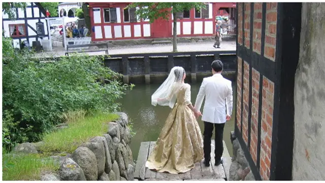 (c) hyenaproductions.com