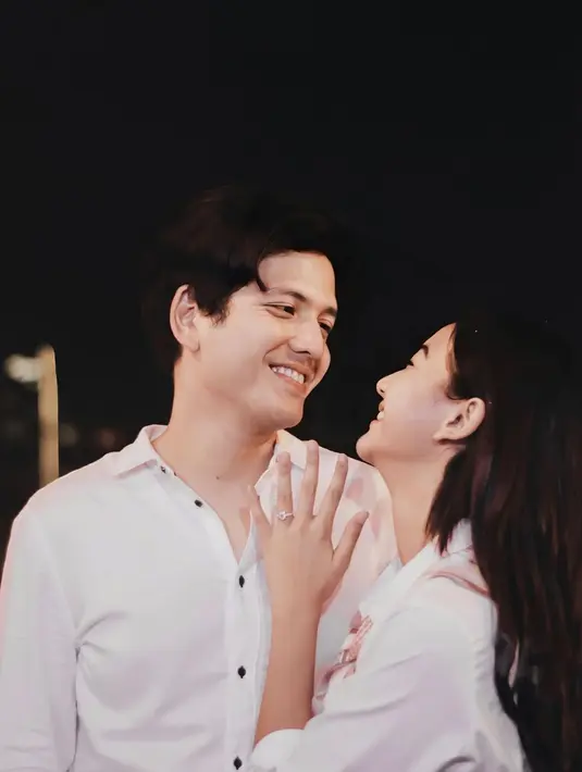 Menjalin cinta lokasi di sinetron Ikatan Cinta, Glenca Chysara dan Rendi Jhon sukses curi perhatian. Setelah lamaran romantis saat dinner, pasangan selebriti ini menggelar lamaran resmi pada September 2022 dengan konsep outdoor di taman. Dua bulan setelahnya, Glenca dan Rendi melaju ke pelaminan pada 20 November 2022. (Liputan6.com/IG/@glencachysaraofficial)