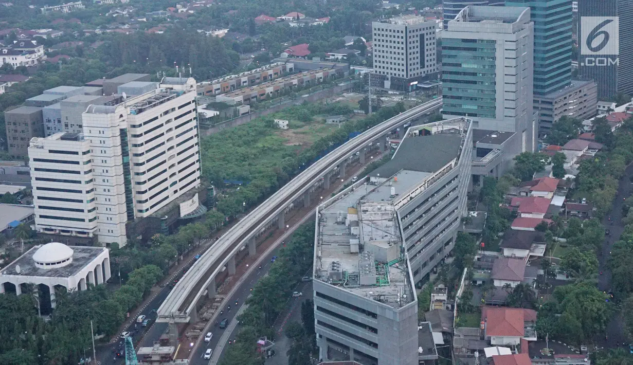 Lintasan Light Rail Transit (LRT) Jabodebek, tampak masih dalam tahap pembangunan di Rasuna Said, Kuningan, Jakarta, Sabtu (29/6/2019). Pembangunan lintasan Kereta Api Ringan atau LRT Jabodebek tahap 1 per 3 Mei 2019 mencapai 61,95 persen. (Liputan6.com/Herman Zakharia)