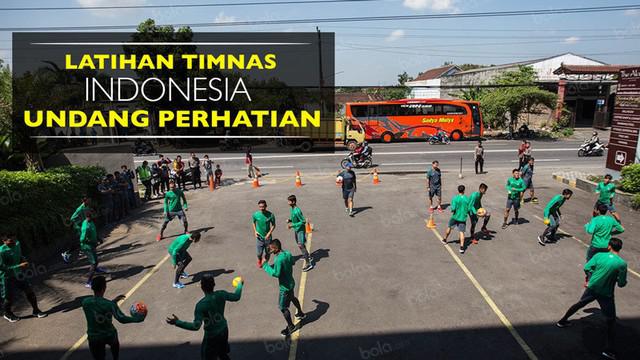 Video latihan Timnas Indonesia yang mengundang perhatian saat digelar di pinggir jalan di Solo, Jawa Tengah, Selasa (6/9/2016) pagi hari.