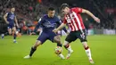 Pemain Manchester City Gabriel Jesus berebut bola dengan pemain Southampton Romain Perraud (kanan) pada pertandingan sepak bola Liga Inggris di Stadion St Mary, Southampton, Inggris, 22 Januari 2022. Pertandingan berakhir imbang 1-1. (AP Photo/Kirsty Wigglesworth)