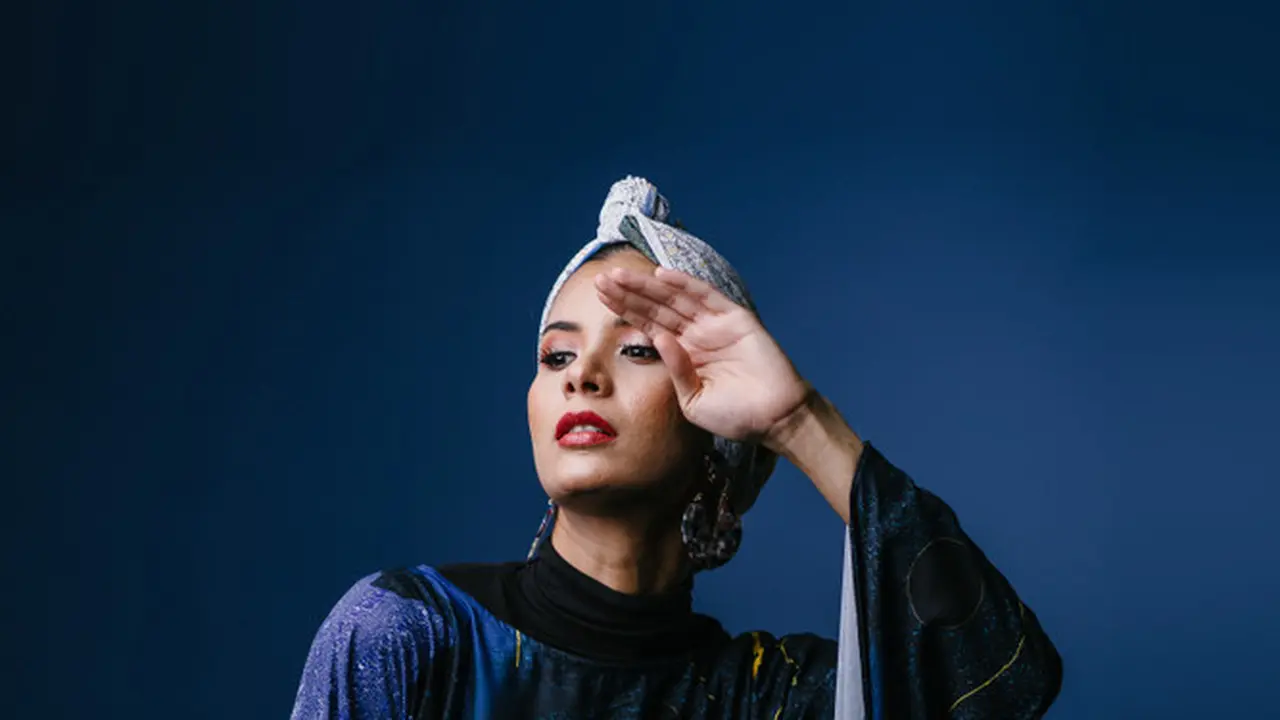 Inspirasi Tampil Charming ala Bangsawan, Royale Parfum Series by SoKlin Hijab Blue Sapphire Siap Jadi Andalan