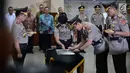 Kapolri Jenderal Tito Karnavian melihat Irjen Pol Boy Rafli Amar menandatangi serah terima jabatan Kapolda Papua yang digantikan Irjen Martuani Sormin pada pelantikan Kadiv Propam dan enam kapolda di Jakarta, Senin (20/8). (Merdeka.com/Iqbal S. Nugroho)