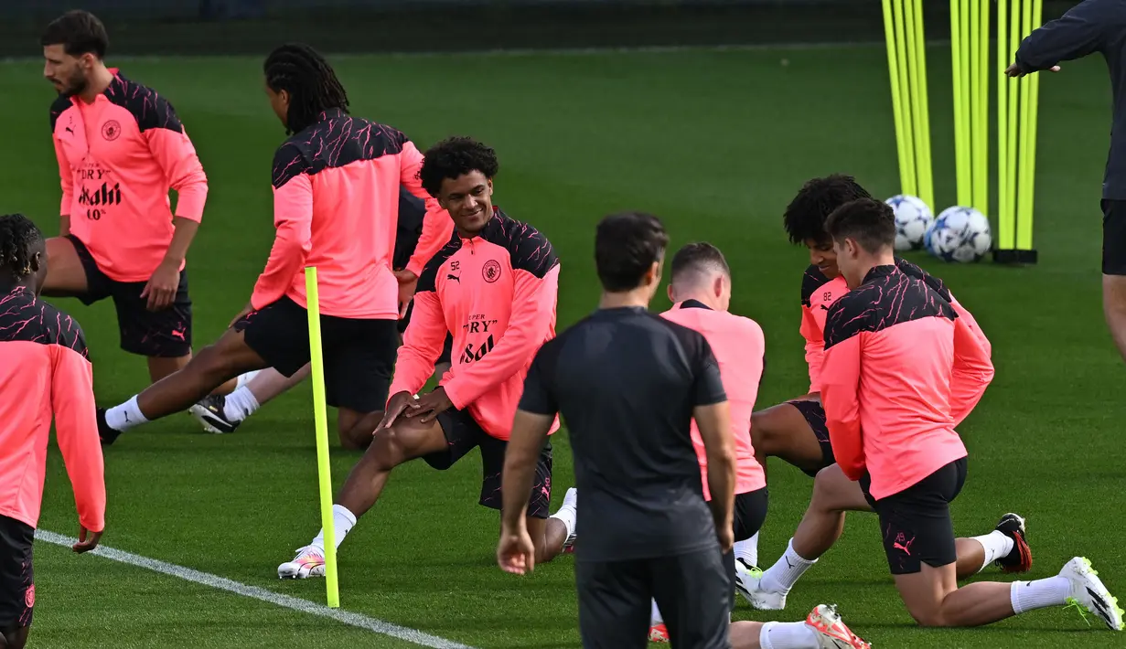 Gelandang Manchester City, Oscar Bobb (tengah) bersama rekan-rekannya mengikuti sesi latihan timnya di Manchester City Training Ground, Manchester (18/9/2023) waktu setempat, jelang menghadapi Red Star Belgrade pada matchday pertama Grup G Liga Champions 2023/2024 di Etihad Stadium, Rabu (20/9/2023) dini hari WIB. (AFP/Paul Ellis)