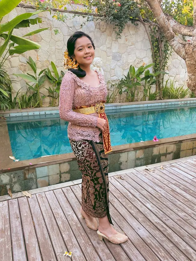 Potret Keluarga Uya Kuya Pakai Baju Adat Bali. (Sumber: Instagram/astridkuya)
