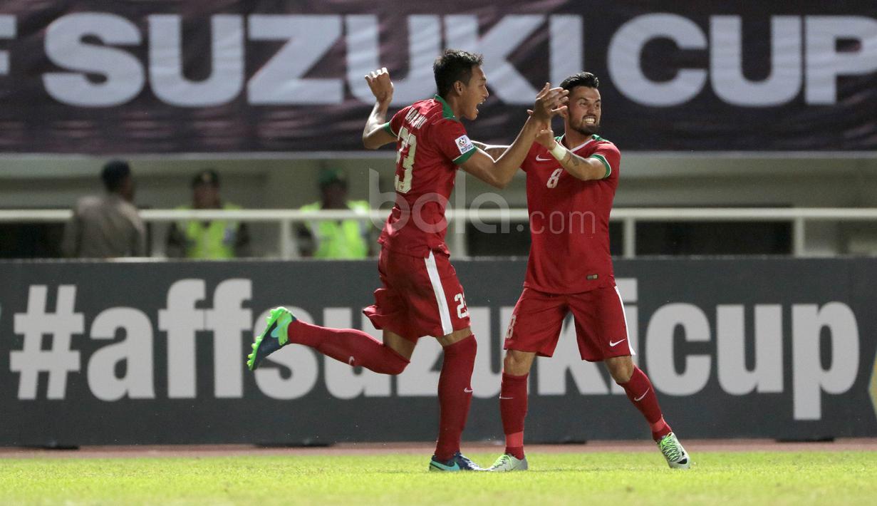 Hansamu sempat mendapat kritikan pedas setelah tak sengaja mencederai Irfan Bachdim namun golnya ke gawang Vietnam menghapus semua kritikan itu bahkan Irfan Bachdim pun memujinya lewat Instagram. (Bola.com/Nicklas Hanoatubun)