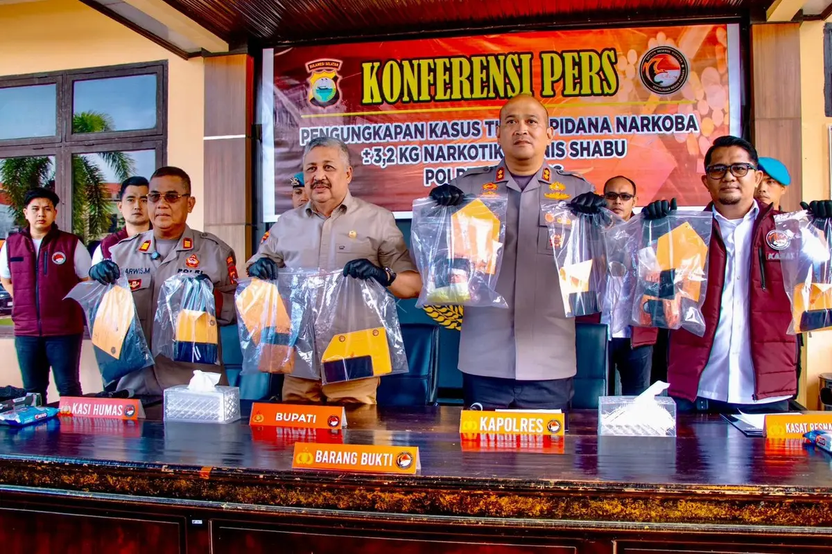 Jajaran Satuan Reserse Narkoba Polres Pinrang menggagalkan pengiriman narkotika jenis sabu seberat 3,2 kilogram.