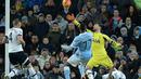 Pemain Manchester City, Kelechi Iheanacho (tengah)  melakukan tembakan kearah gawang Spurs yang dikawal Hugo Lloris pada lanjutan Liga Inggris pekan ke-26 di Stadion Etihad, Minggu (14/2/2016), Spurs menang 2-1. (AFP/Oli Scarff)