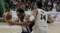 Pebasket Pelita Jaya, Adhi Prasetyo, menghadang pebasket Satria Muda, Lowhorn, pada game kedua final IBL 2018 di Gor Soemantri Brojonegoro, Jakarta, Sabtu (21/4/2018). Pelita Jaya menang 94-78 atas Satria Muda. (Bola.com/M Iqbal Ichsan)