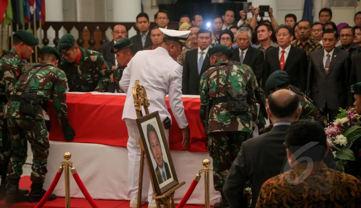 Sejumlah prajurit TNI meletakan peti jenazah Dubes RI untuk Pakistan, Burhan Muhammad di Gedung Pancasila Kemenlu, Jakarta, Selasa (19/5/2015). Burhan wafat setelah menjalani perawatan akibat kecelakan helikopter di Pakistan. (Liputan6.com/Faizal Fanani)
