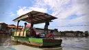 Pemilik perahu getek menunggu calon penumpang yang akan menyeberangi Kali Angke, Jakarta, Kamis (25/2). Getek masih menjadi transportasi alternatif warga di kawasan tersebut untuk mempersingkat jarak tempuh mereka. (Liputan6.com/Faisal R Syam)
