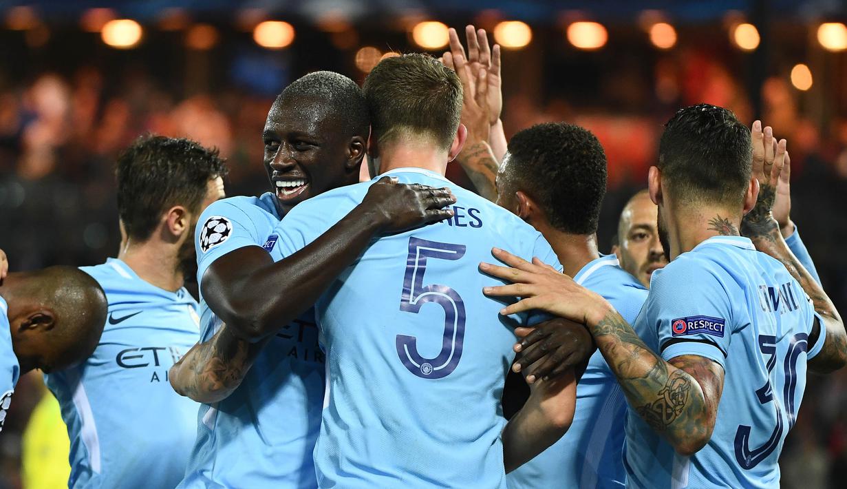 Para pemain Manchester City merayakan gol yang dicetak John Stones ke gawang Feyenoord pada laga Liga Champions di Stadion Feyenoord, Rotterdam, Rabu (13/9/2017). Feyenoord kalah 0-4 dari City. (AFP/Emmanuel Dunand)