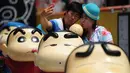 Pengunjung berfoto selfie saat pameran Crayon Shin-chan di Shenyang, China, 11 Juli 2015. Pameran ini menandai ulang tahun ke 25 dari seri manga Jepang, Crayon Shin-chan. (CHINA OUT AFP PHOTO)