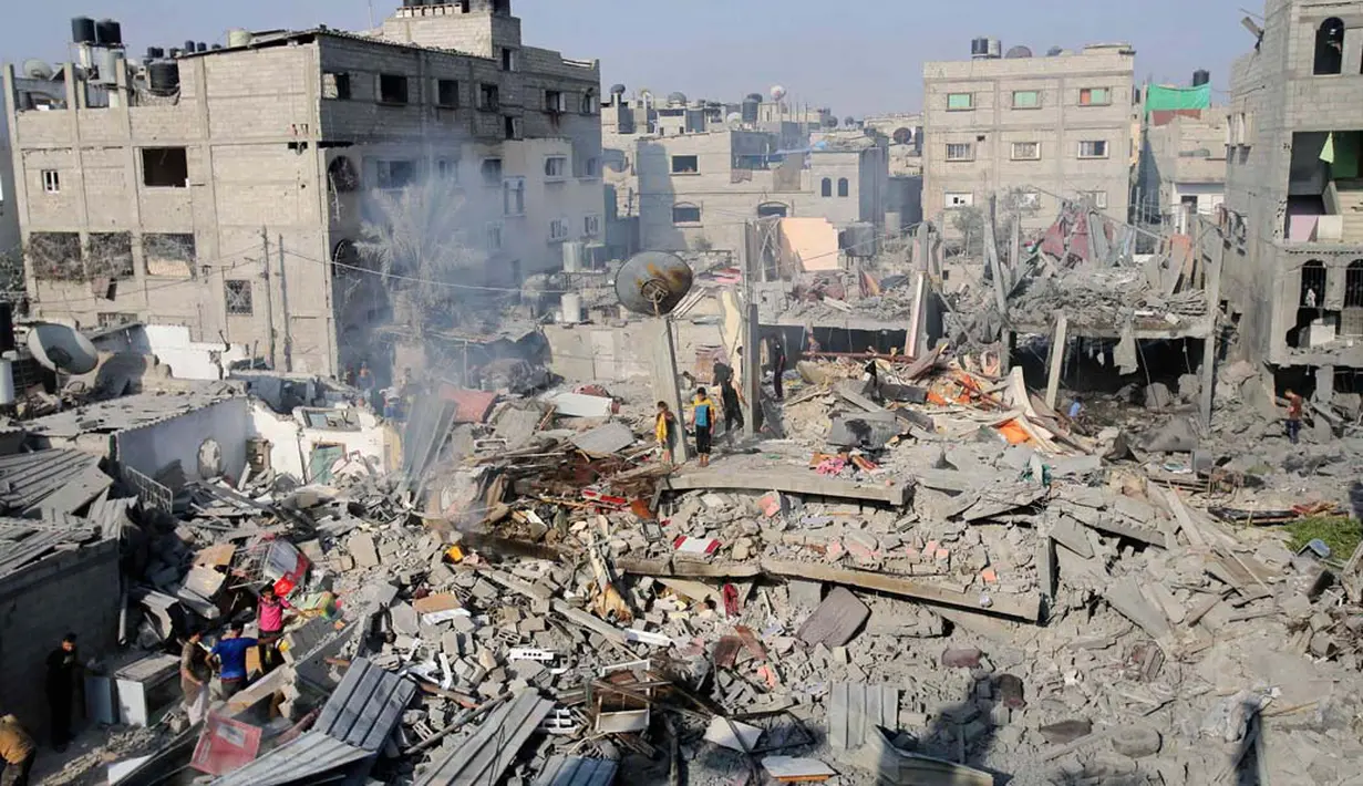 Israel kembali melancarkan serangan udara pada Sabtu (02/04/14). Tak hanya nyawa, bangunan pun hancur berkeping (REUTERS/Ibraheem Abu Mustafa)