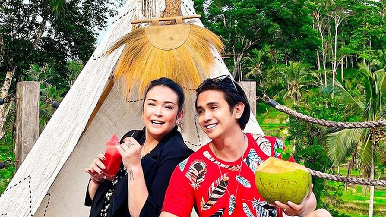 6 Momen Liburan Ajun Perwira dan Jennifer Ipel Ini Romantis