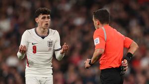 Pemain Timnas Inggris, Phil Foden, memprotes wasit dalam pertandingan persahabatan internasional melawan Jepang di Wembley Stadium, Rabu (1/4/2026) dini hari WIB. (Adrian Dennis / AFP)