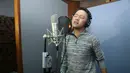 "Tadi ibu juga bilang udah recordingnya ditunda. Akhirnya manajemen jemput dan insha Allah aman. Tetap saja ada ketakutan. Kita ke sini mau kerja dan nyaman. Kalau kayak begini kan jadi membatasi aktivitas," jelas Danang. (Andy Masela/Bintang.com)