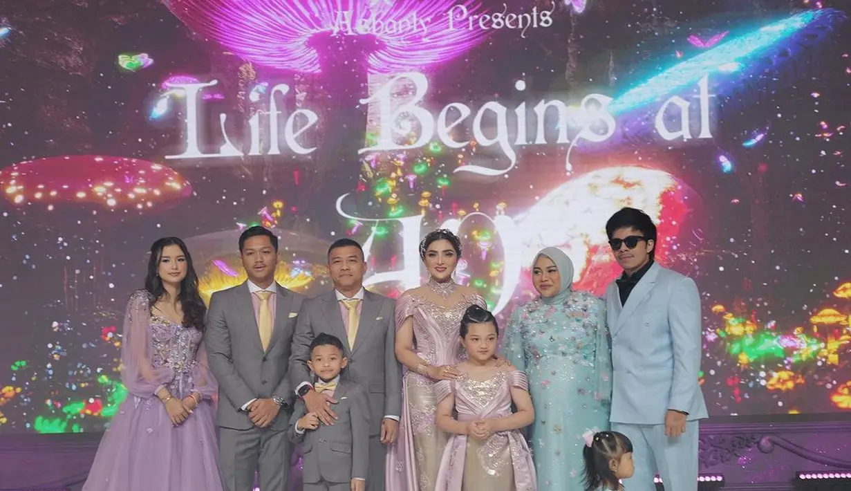 Detail off-the-shoulder dress yang dikenakan Ashanty memiliki train panjang yang disambung dari sisi pinggang kanan-kirinya. [Foto: Instagram/azriel_hermansyah]