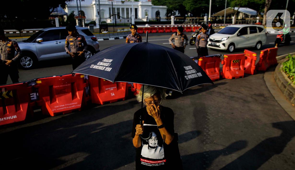 Aktivis dan pegiat hak asasi manusia sekaligus penggagas Aksi Kamisan, Maria Catarina Sumarsih mengikuti aksi Kamisan yang ke-836 di depan Istana Negara, Kamis (17/10/2024). (Liputan6.com/Angga Yuniar)