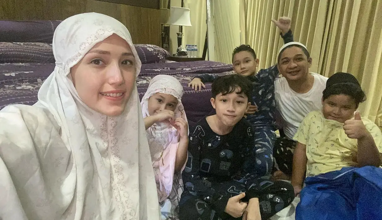 Dari beberapa unggahan di akun instagramnya, vokalis Ungu itu lebih banyak bersama keluarga selama bulan Ramadan. "alhamdulillah tarawih malam 1..," tulisnya sebagai keterangan foto. [Instagram/pashaungu_real01]