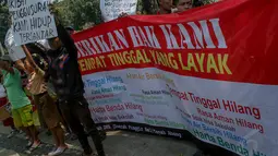 Anak-anak warga korban gusuran tersebut membawa poster saat menggelar aksi unjuk rasa di depan Balai Kota, Jakarta, (22/9/14). (Liputan6.com/Faizal Fanani)