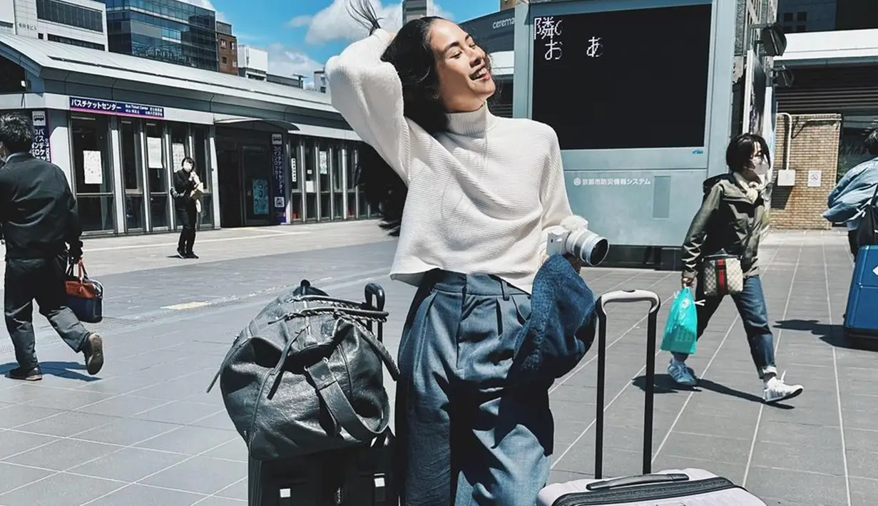 Keberadaan Maudyu Ayunda di Jepang ini pun tak lepas dari sorotan netizen. Ia dan sang suami pun tampak membawa dua buah koper serta sebuah tas selama berada di Jepang. (Liputan6.com/IG/@maudyayunda)